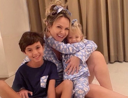 Eliana publica foto com os filhos e diz estar recuperada